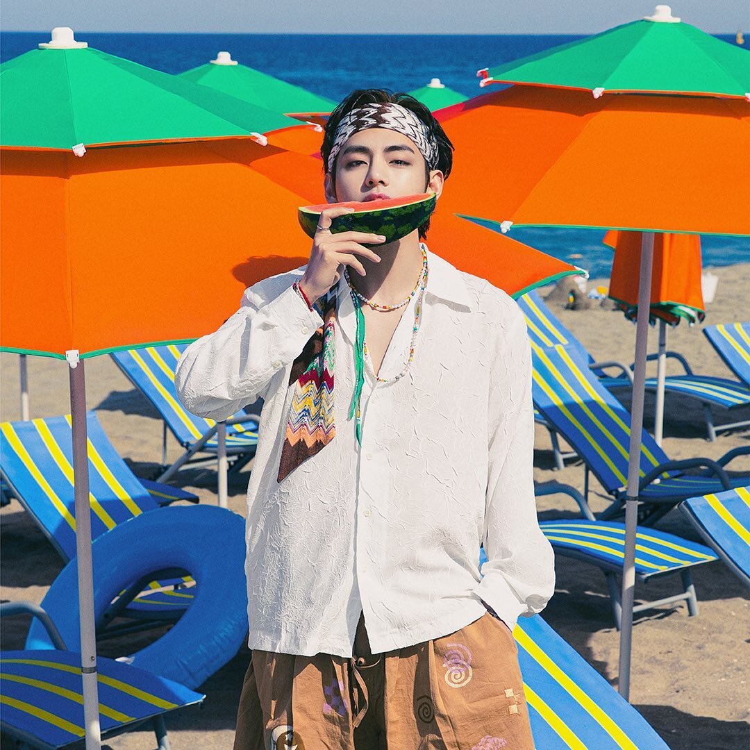 V для концепт-фото Butter. Фото инстаграм: bts.bighitofficial