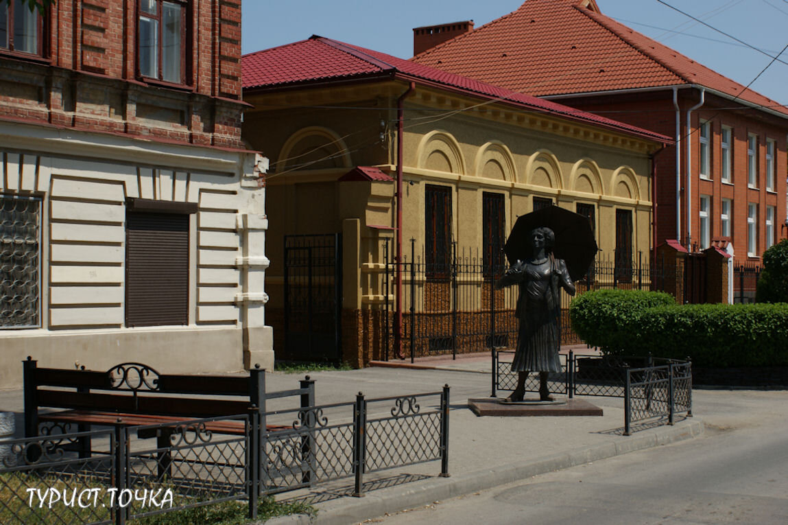 Памятник Фаине Раневской у её дома в Таганроге