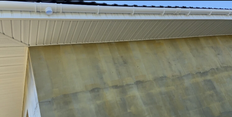 Пластиковая водосточка на нашем доме