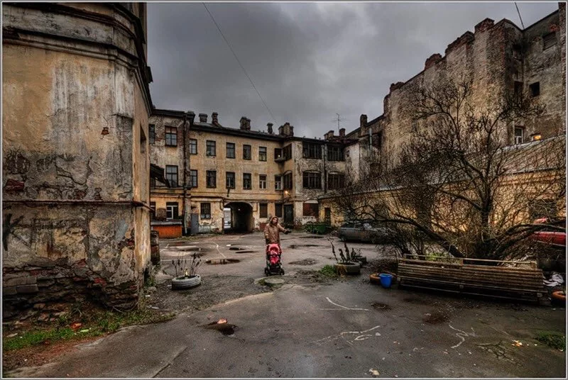 двор в питере на окраине. страшный двор. в стенах угрюмого города. санкт-петербург тркшебы. мрачные города россии.