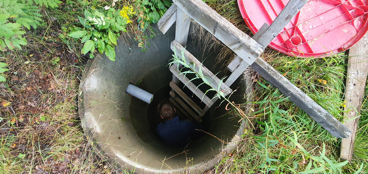 Вот такой септик нам достался вместе с участком (по сути выгребная яма). Труба ведёт в дом в санузел. Предполагалось, что будет построен нормальный водопровод и автононая канализация и разводка в части канализации уже сделана.