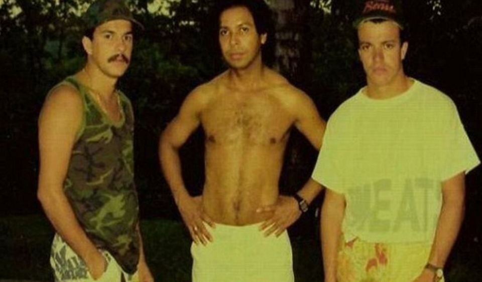 Слева направо - Карлос Марио Алзете по прозвищу "Эль Арете", Дандени Муньос Москера по прозвищу "Ла Кика" и Джон "Попай" Хайро Веласкес. Все трое известные и жестокие сикарио подчинявшиеся лично Пабло Эскобару и Медельинскому картелю 