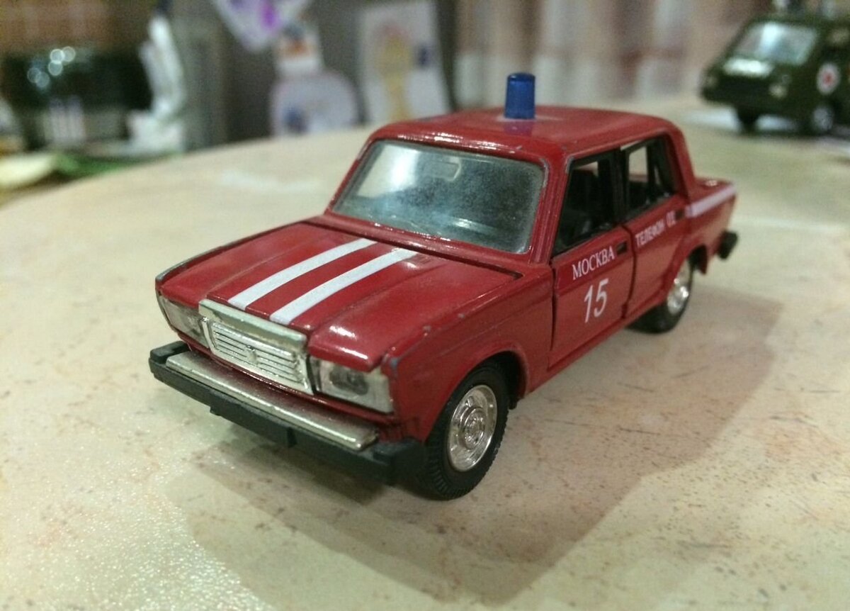 Итак, вашему вниманию - Ваз 2107 "Пожарная служба" от Агата. Обычно я также сообщаю вам хотя бы примерную дату производства модели, но в данном случае я в полной растерянности. Сейчас объясню почему. 