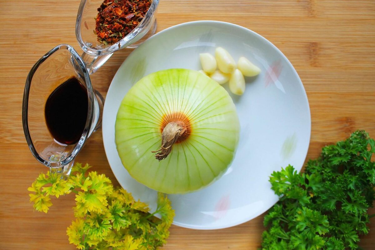 Шаг 2. Луковицу и чеснок очистите от кожуры, ополосните и обсушите.