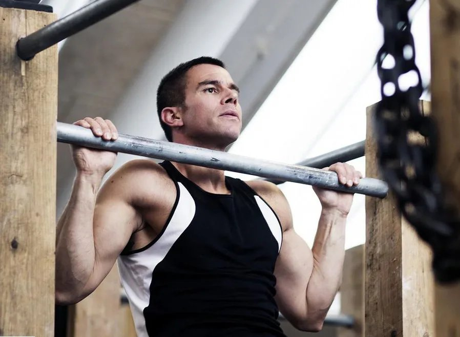 Подтягивания (Pull-ups):. Подтягивания мужчины. Силовые подтягивания. Мужчина подтягивается.