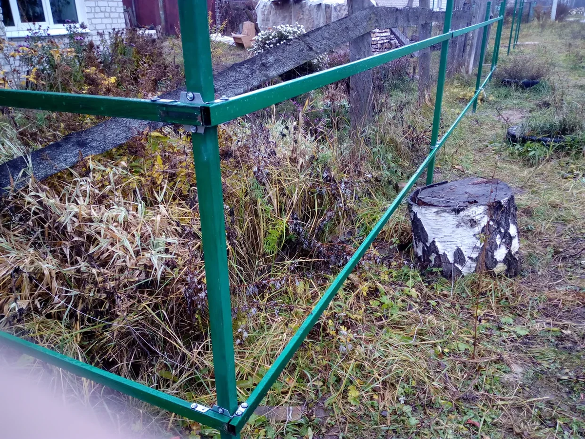 Наш забор потихоньку строится