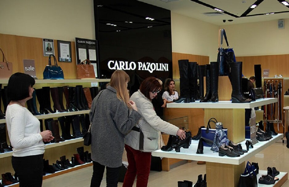 Многие до сих пор уверены, что носят итальянские сапожки и туфельки. Вот она - чарующая сила удачного имени бренда! Фото из открытых источников.