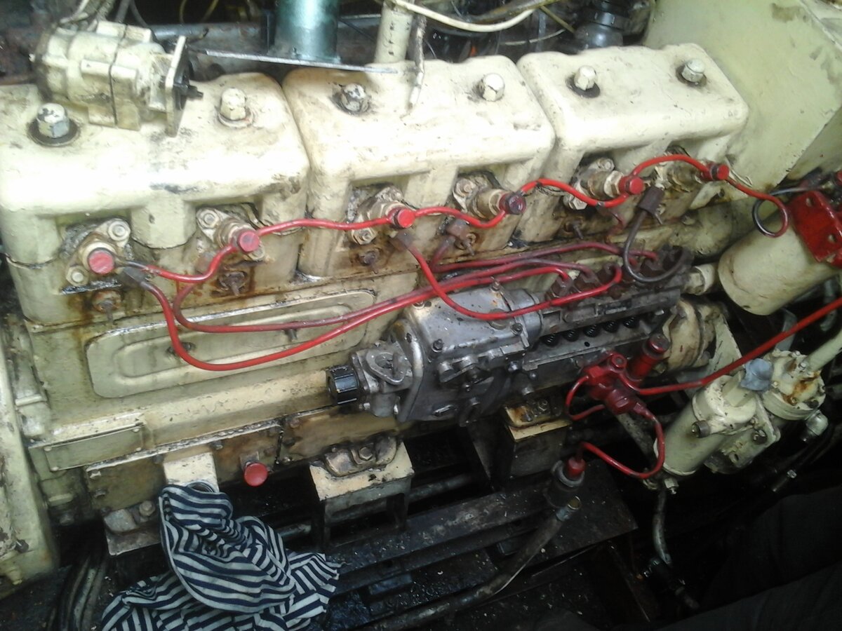 Топливная система и аппаратура морского дизель-генератора, перед демонтажем с двигателя, для проведения диагностики, стендовых испытаний и последующего ремонта: ТНВД с регулятором частоты вращения, форсунки, ТННД, топливные фильтры, трубопроводы низкого и высокого давления. Фото автора.