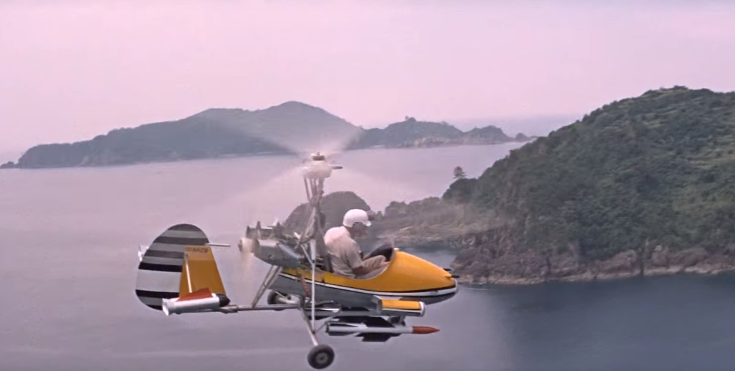 Выглядит "Маленькая Нелли" игрушечной... (с) Кадр из фильма «Живёшь только дважды» 