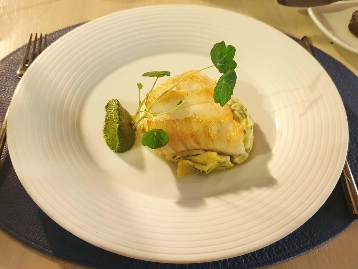 Гренландский палтус с картофельным пюре и соусом песто из черемши за 1690 рублей