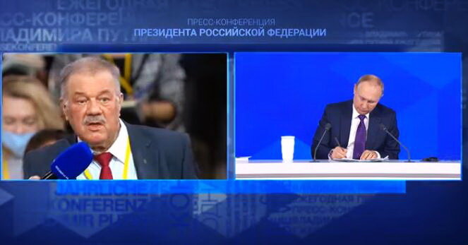 Уважаемый журналист повел себя несколько странно. Скрин с видео с сайта Кремля.