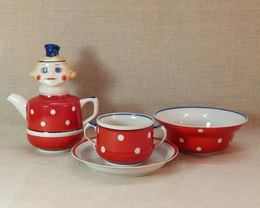 Детский сервиз Маша-Машенька -  Коростенский ФЗ, автор формы Н. Трегубов, автор рисунка В.Трегубова 1980-е годы, источник https://auction.ru/