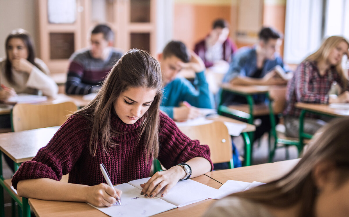 Taking a class. Студент пишет. Девушка готовится к ЕГЭ. ЕГЭ Сток. Выпускники ЕГЭ Сток.