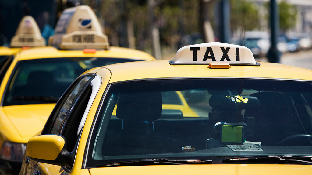 Желтое такси. Такси картинки. Водитель такси. Много такси. Водитель такси картинка