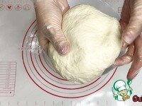     Порционно добавляем муку и замешиваем мягкое тесто, которое не липнет к рукам.