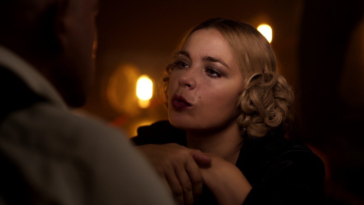 Ирина Пегова в роли Дины. Источник: https://www.kino-teatr.ru/kino/movie/ros/130769/foto/i2/1126893/