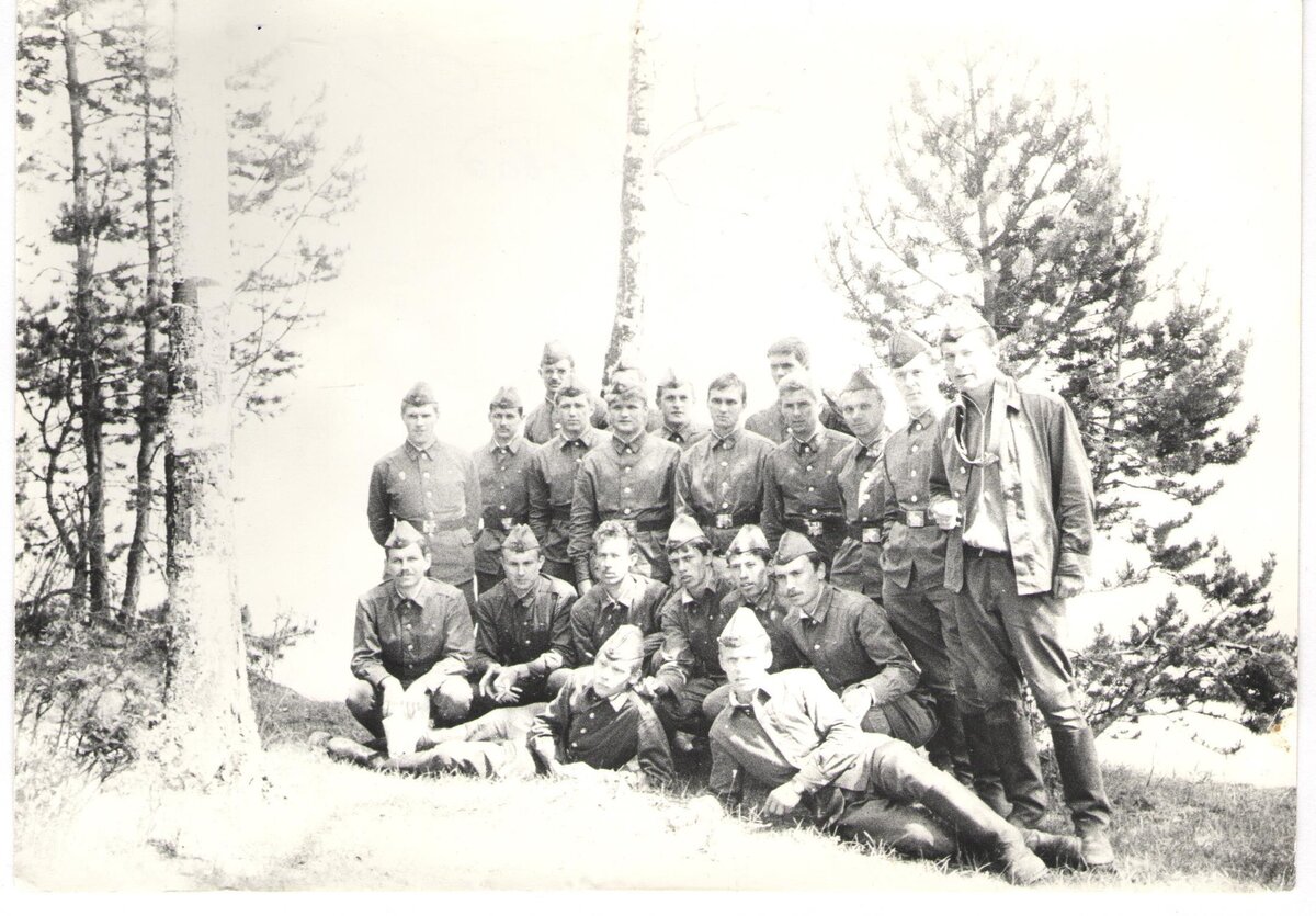 На Байкале во время сборов. Автор — третий слева в ряду присевших