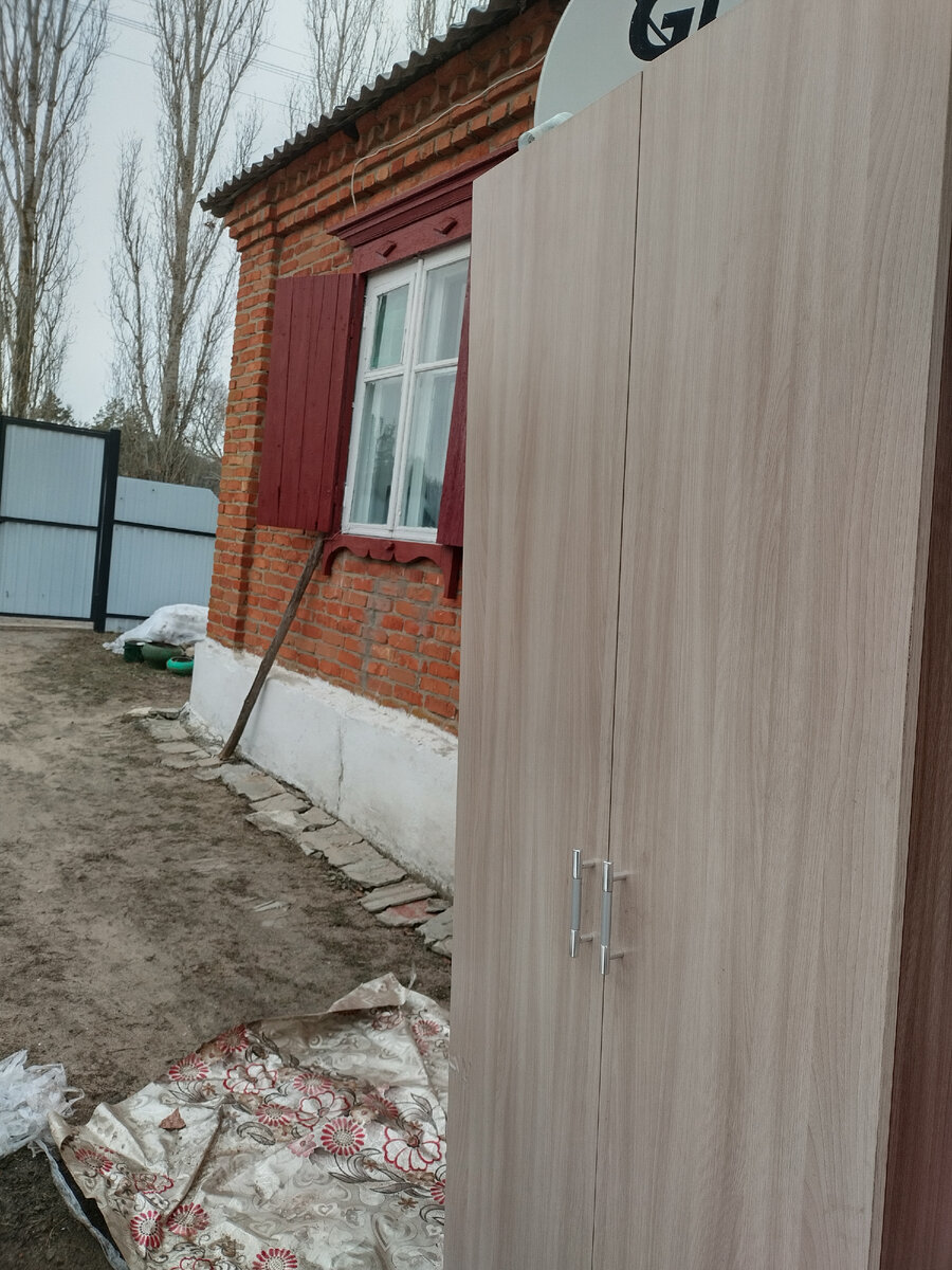 Это шкафчик еще у крыльца стоит