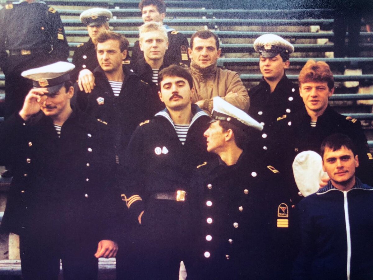 Александр Осипов справа с рыжей шевелюрой, мица в руках.