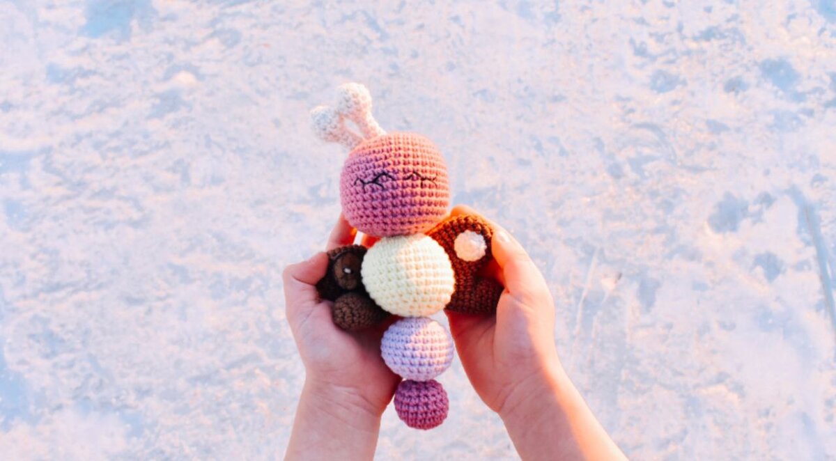 вязаные елочные игрушки шары. вязаный воздушный шар. шар амигуруми. шарики вязаные крючком. вязаный воздушный шар.