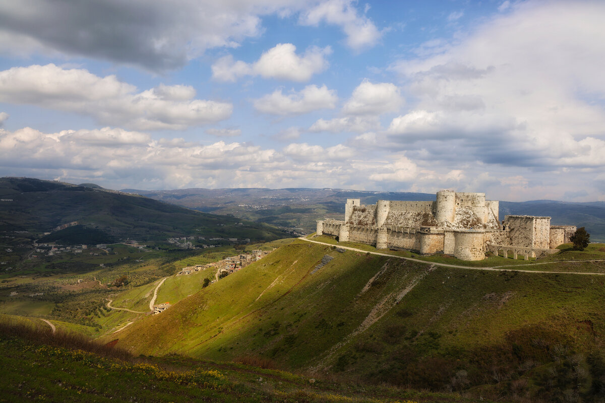 Неприступная крепость это. Крак-де-Шевалье Сирия. Крак-де-Шевалье замок Адыгея. Самый неприступный замок в мире. Долина Эль габ Сирия.