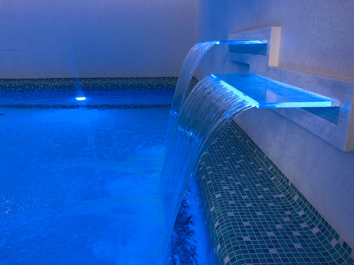 Напорный водопад в бассейне 