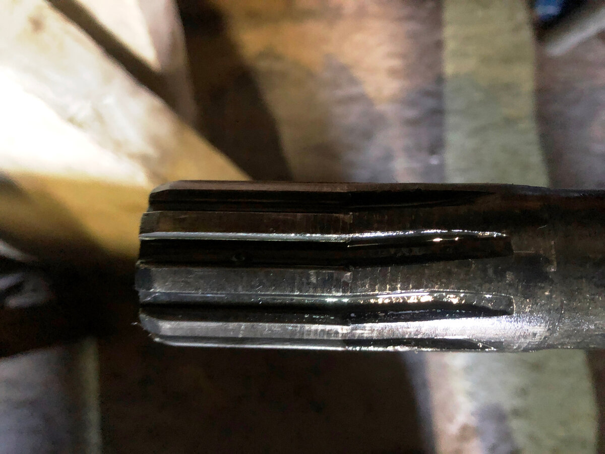 Заводская полуось. Машина 2014 года. Ее повело видимо, после не совсем обдуманного буксования в глине,  в июне прошлого года.. До этого ее еще уронил на бетонный пол в гараже, появился скол на шлицах.  Затем  не раз буксировал под нагрузкой.