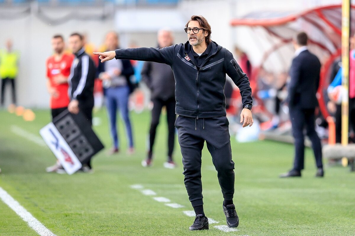 Где встатие, Паоло? Встатие где, ты, тренер по технике, я тебя русским языком спрашиваю? Что ты руками машешь - улететь собрался?