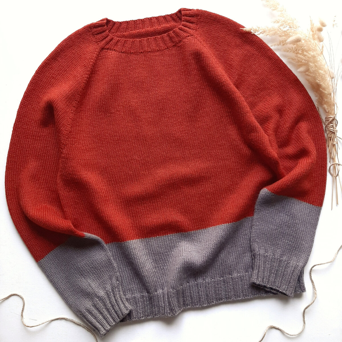 Свитер связан сверху вниз вкруговую.