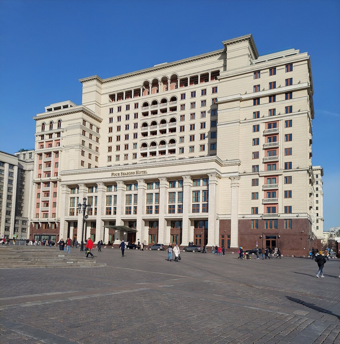 Почему гостиница в России была снесена: причины и следствия