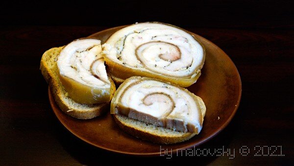 Рулет из свиной шкуры с куриной грудкой