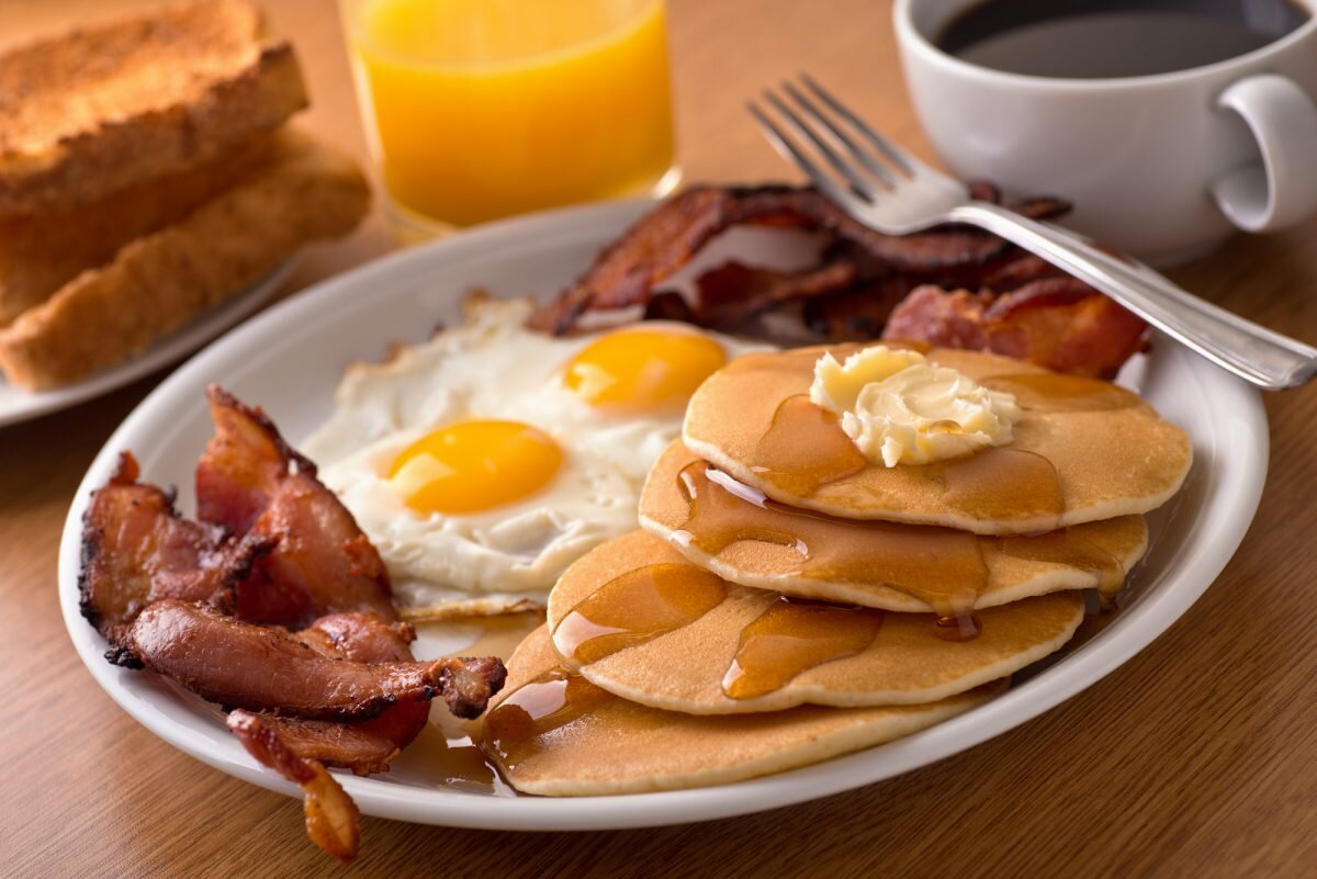 Диетологи и приверженцы здорового питания все эти годы неустанно повторяли: завтрак — самый важный прием пищи в течение дня, необходимо поесть утром как можно плотнее, чтобы зарядиться энергией и не