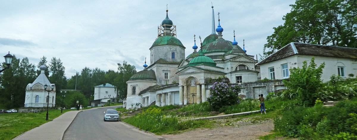 Иван Грозный называл Старицу - «любим-городом», и мне теперь тоже хочется так её называть. Причин тому множество, одна из них - этот удивительный и всё ещё полузаброшенный храм на берегу Волги.