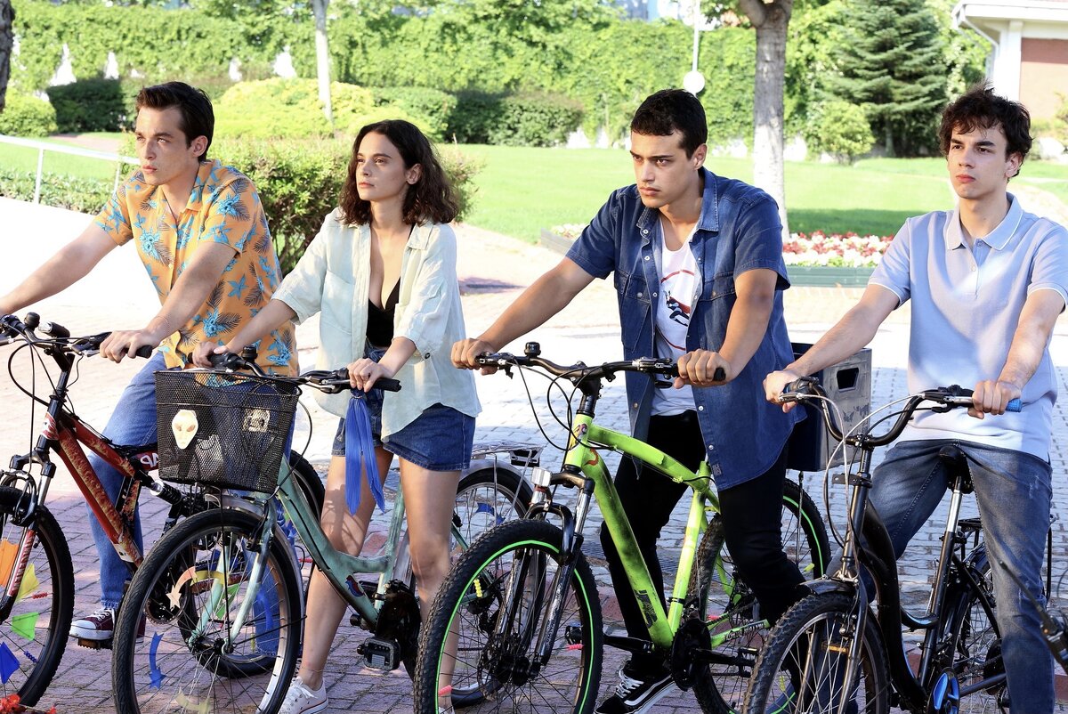 Кадры из сериала «Пыльный воротник»