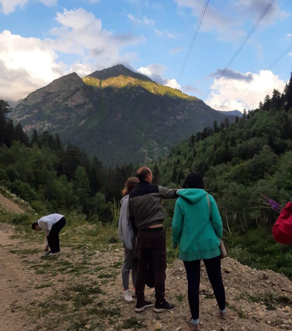 Как красиво солнце освещает гору!