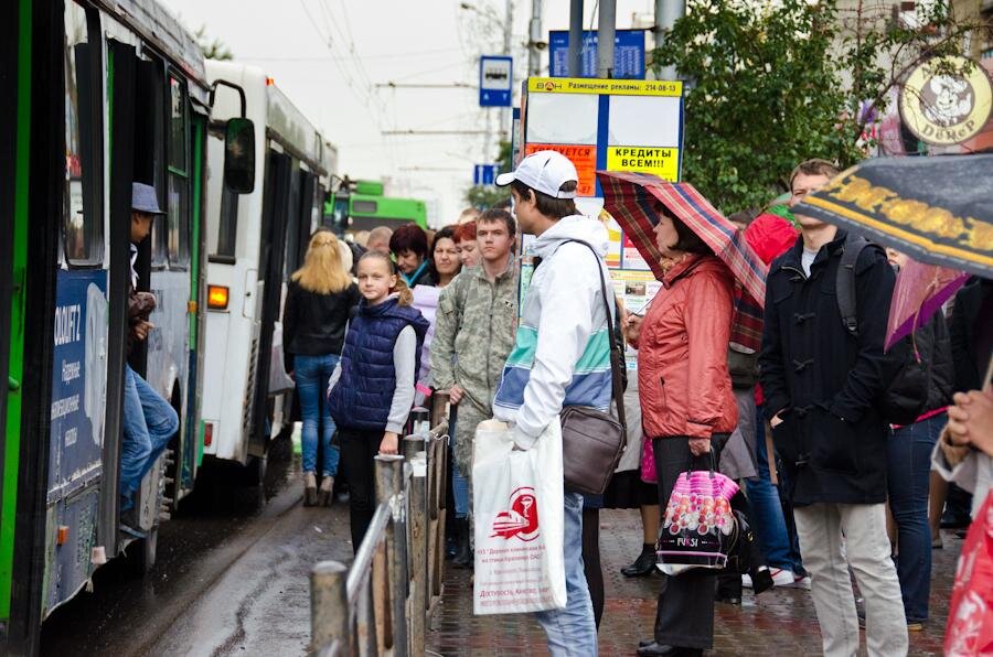 Транспорт на остановке. Толпа людей на остановке. Остановка куча народов. Остановка с кучей людей. Толпа народу на остановке.