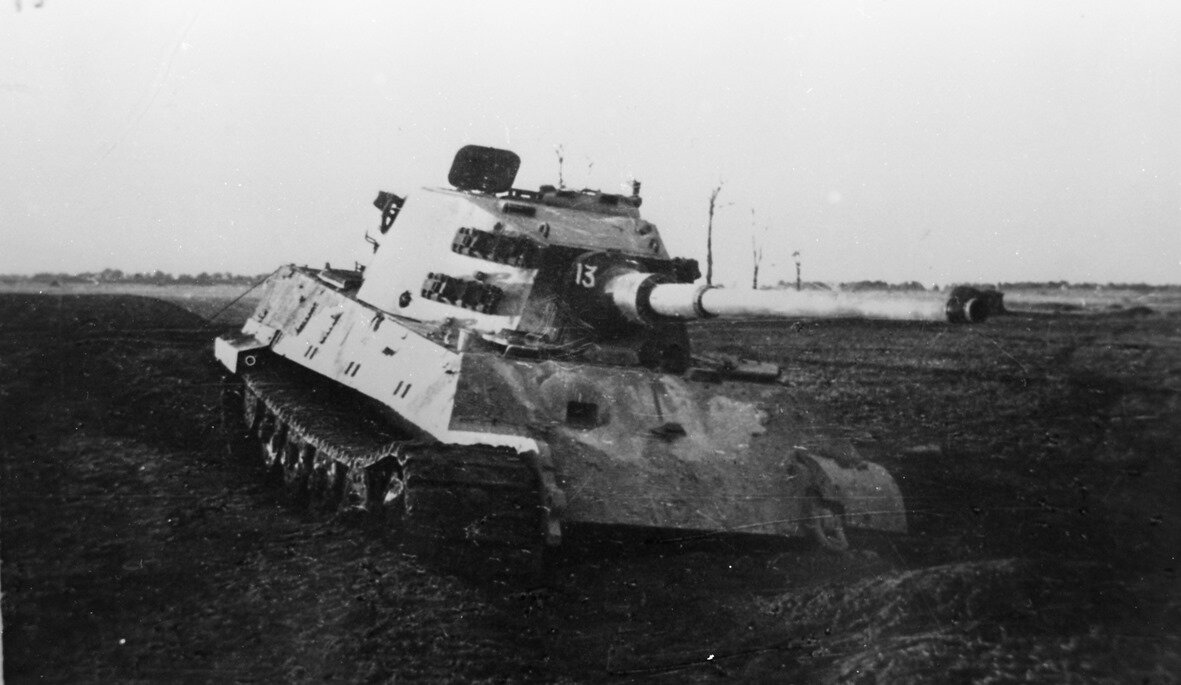 Тот самый "Королевский тигр" 503-го тяжёлого танкового батальона, застрявший в грязи и брошенный в районе озера Балатон, о котором и идёт речь в этой статье.