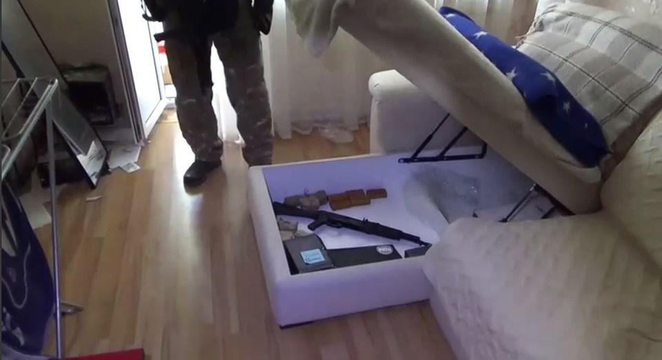     В доме подозреваемого обнаружены взрывчатка, оружие и боеприпасы  Кадр видео