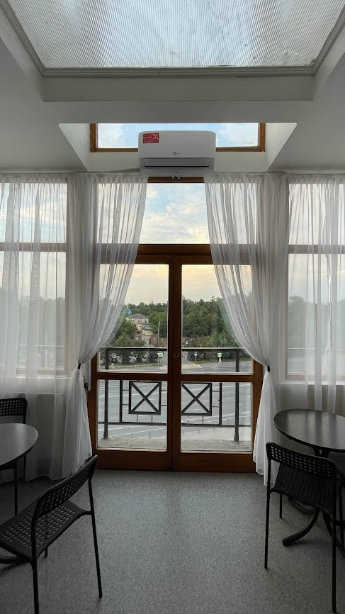 Вот такой вид открывается из ресепшена. Ничего так, верно?