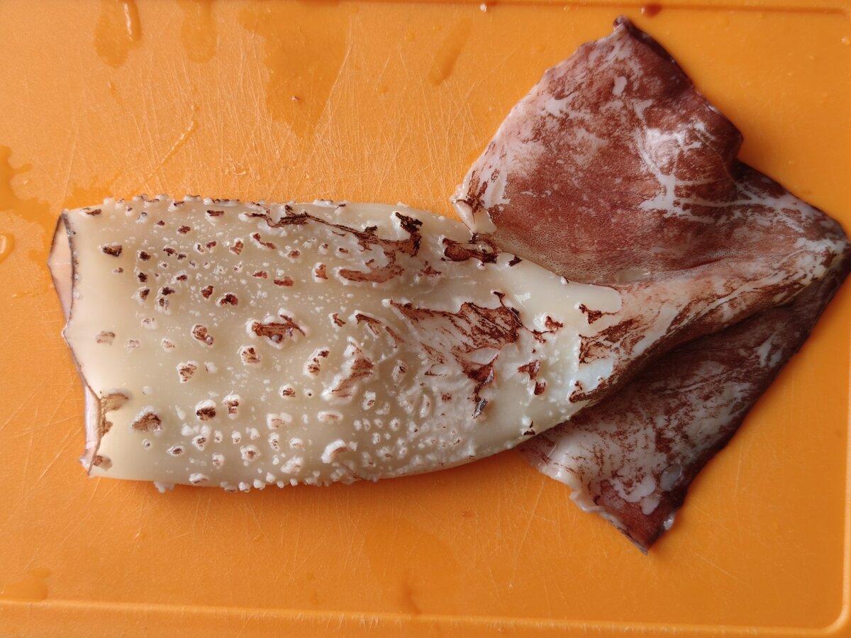 Если у вас уже очищенный кальмар, то это прекрасно👍. Если нет, то ошпариваем кальмар кипятком. Вы сразу увидите как шкурка начнет съеживаться и сползать. 