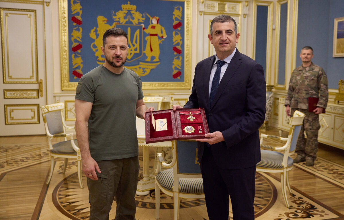    Президент Украины Владимир Зеленский и глава компании Baykar Халук Байрактар  Офис президента Украины/CC BY 4.0