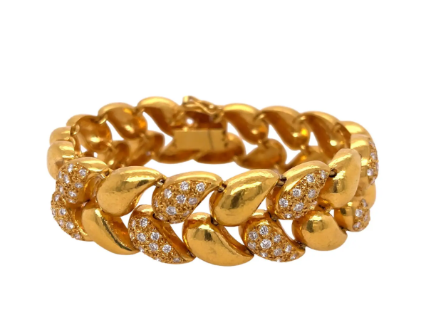 Золотой браслет с бриллиантами.