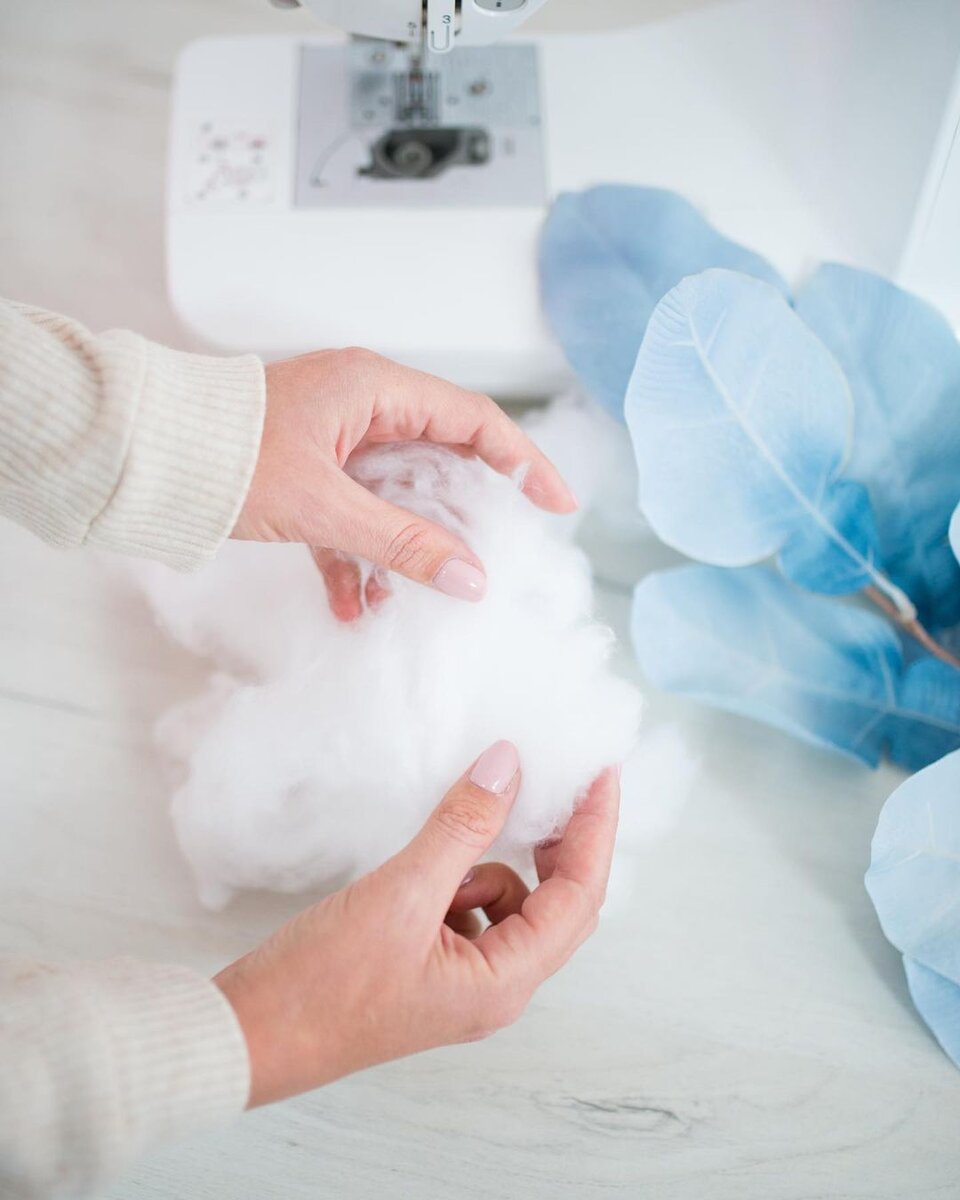 На фото представлен искусственный лебяжий пух.