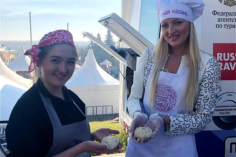    Дарья Санникова (справа): «Мы бились за этот фестиваль, и руководство нас поддержало. События ждут и жители, и туристы»