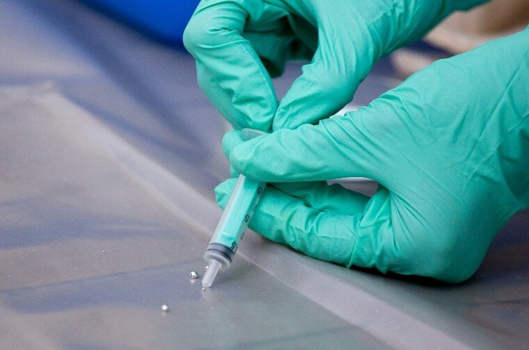 Собрать ртуть можно шприцом, медицинской грушей, скотчем или листами бумаги