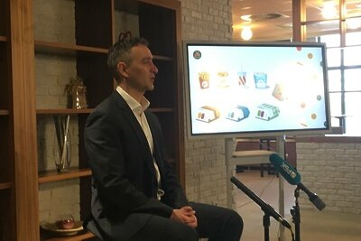    Директор сети заведений общественного питания «Вкусно – и точка» Олег Пароев демонстрирует дизайн обновленных упаковок ©Иван Чинаев РИАМО