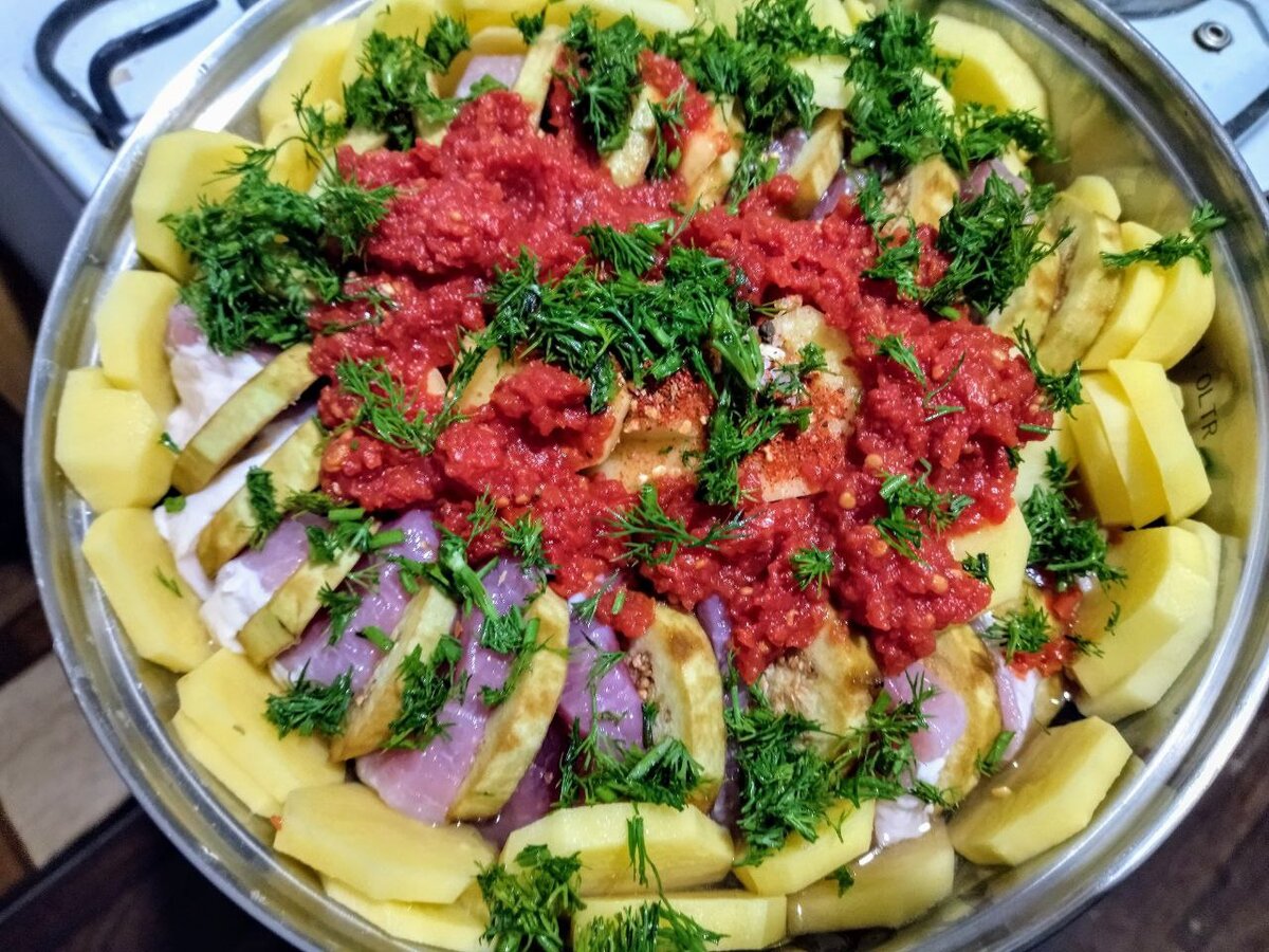 Сверху томатный сок и зелень с оливковым маслом.