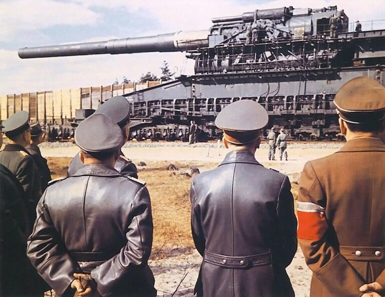 Krupp 80 cm Kanone (E) Schwerer Gustav / Dora готовится к испытательным стрельбам 19 марта 1943 года в Рюгенвальде, Германия. Альберт Шпеер (справа), Адольф Гитлер (второй справа) и ряд других официальных лиц наблюдали за стрельбой. (Источник: oldmachinepress.com)