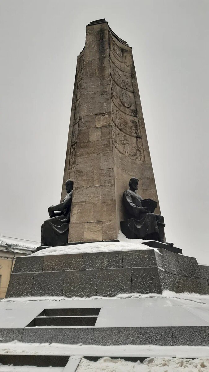 Монумент в честь 850-летия города Владимира