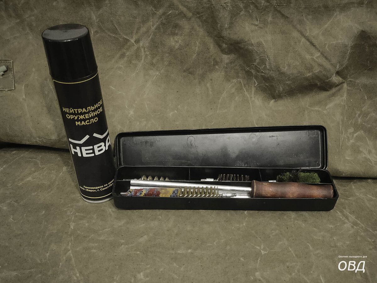 Масло и набор для чистки ружья.